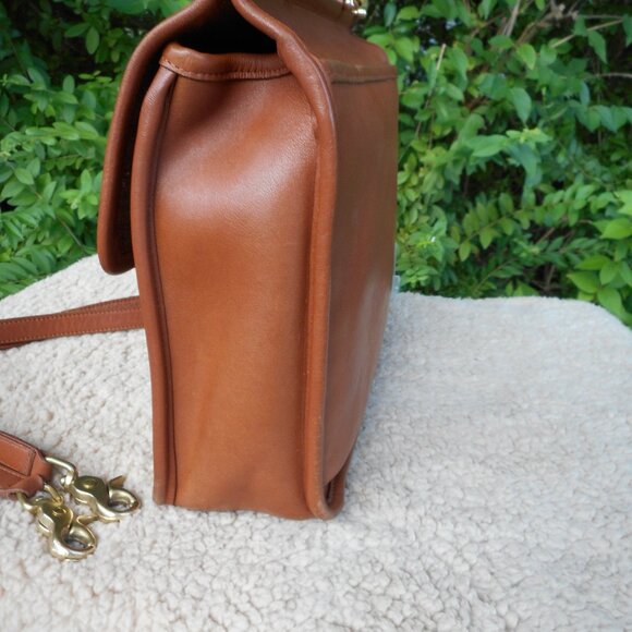 *sold* Vintage Coach Willis Bag 9927, in British Tan - Picture 3 of 10
